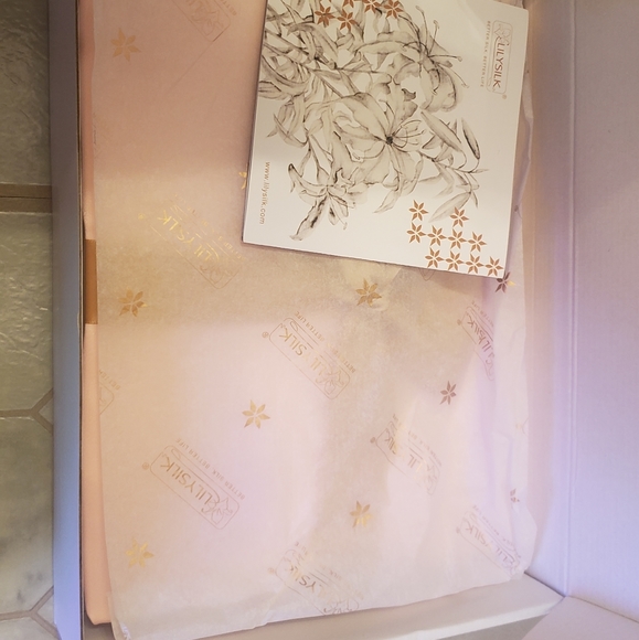 Lilysilk Silk Luxury Fitted Sheet 19 Momme Seamless Deep Pocket Twin, Light Plum - Picture 8 of 11